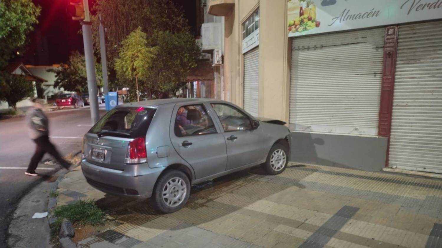 Dos heridos tras un choque entre una moto y un auto en el centro