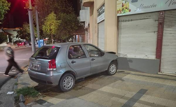 Dos heridos tras un choque entre una moto y un auto en el centro - La Nueva