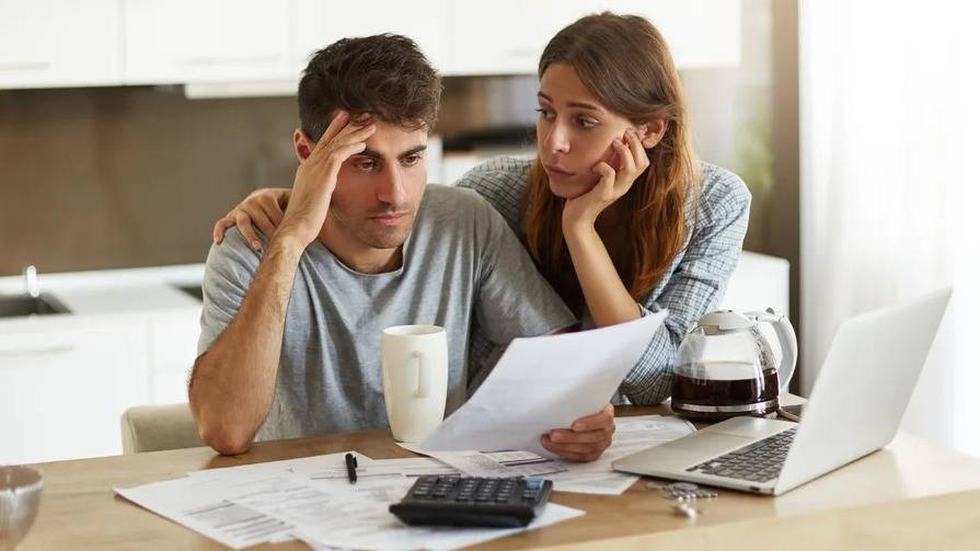 El 56 % de los hogares argentinos se endeuda para subsistir y la mayoría no llega a fin de mes