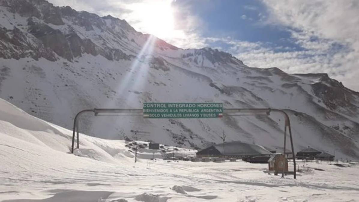 Sigue cerrado el paso Cristo Redentor por un fuerte temporal de nieve en alta montaña