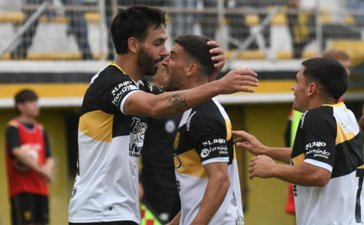 Olimpo dio el primer paso como candidato: 2-0 a Alvarado