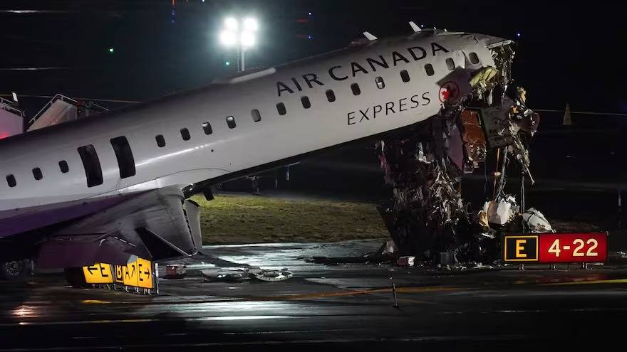 Un avión de Air Canada chocó con un vehículo en el aeropuerto de Nueva York