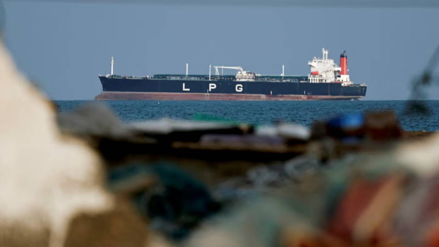 El petróleo cayó casi 6 % tras el plan de paz de Trump y crece la incertidumbre por la respuesta de Irán