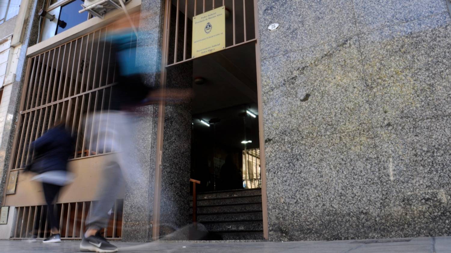 Detuvieron a un hombre acusado de abusar de las dos hijas de su pareja