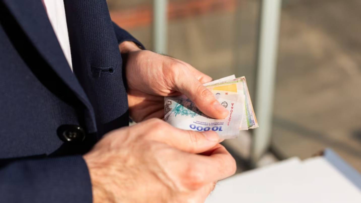 Los salarios aumentaron 2,5% en enero y quedaron por debajo de la inflación