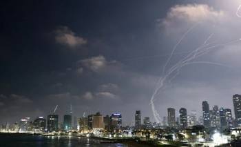 Israel fue atacado con diez oleadas de misiles iraníes y más de 100 cohetes de Hezbollah: hay un muerto