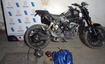 Quisieron pararlo en un control, se fue y le encontraron una moto robada