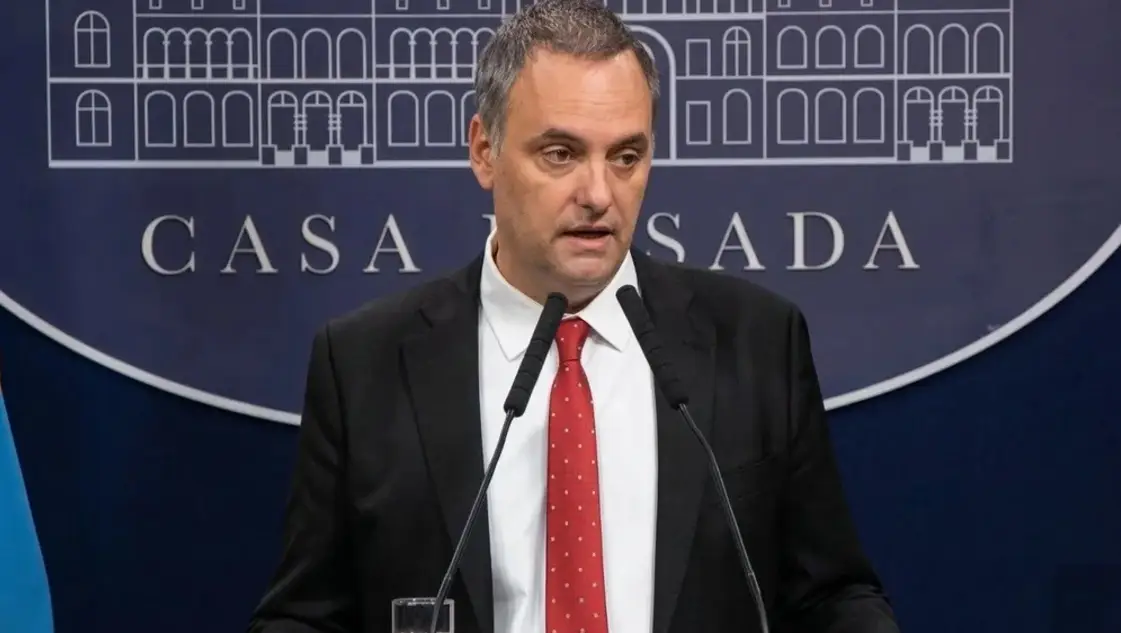 La secretaria del piloto que factur&oacute; el vuelo de Adorni ratific&oacute; que el viaje lo pag&oacute; el periodista Grand&iacute;o