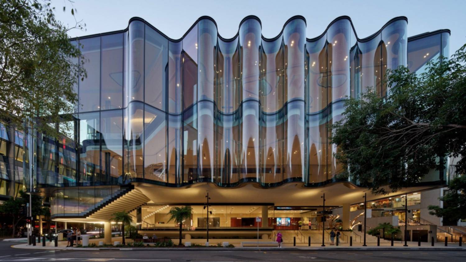 Teatro Glasshouse: una cortina ondulante para una sala del nuevo siglo