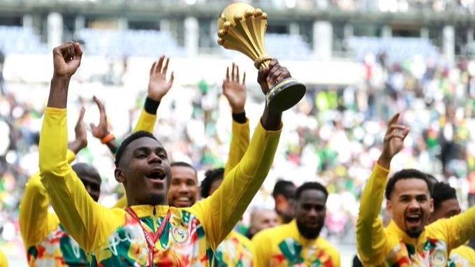 En plena disputa legal, la selección de Senegal salió a la cancha con la Copa Africana