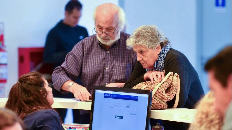 Jubilados: confirman el bono de $70.000 para abril y el haber inicial supera los $450.000