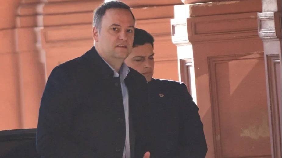 Adorni compró un departamento en Caballito por USD 230.000 con una hipoteca privada