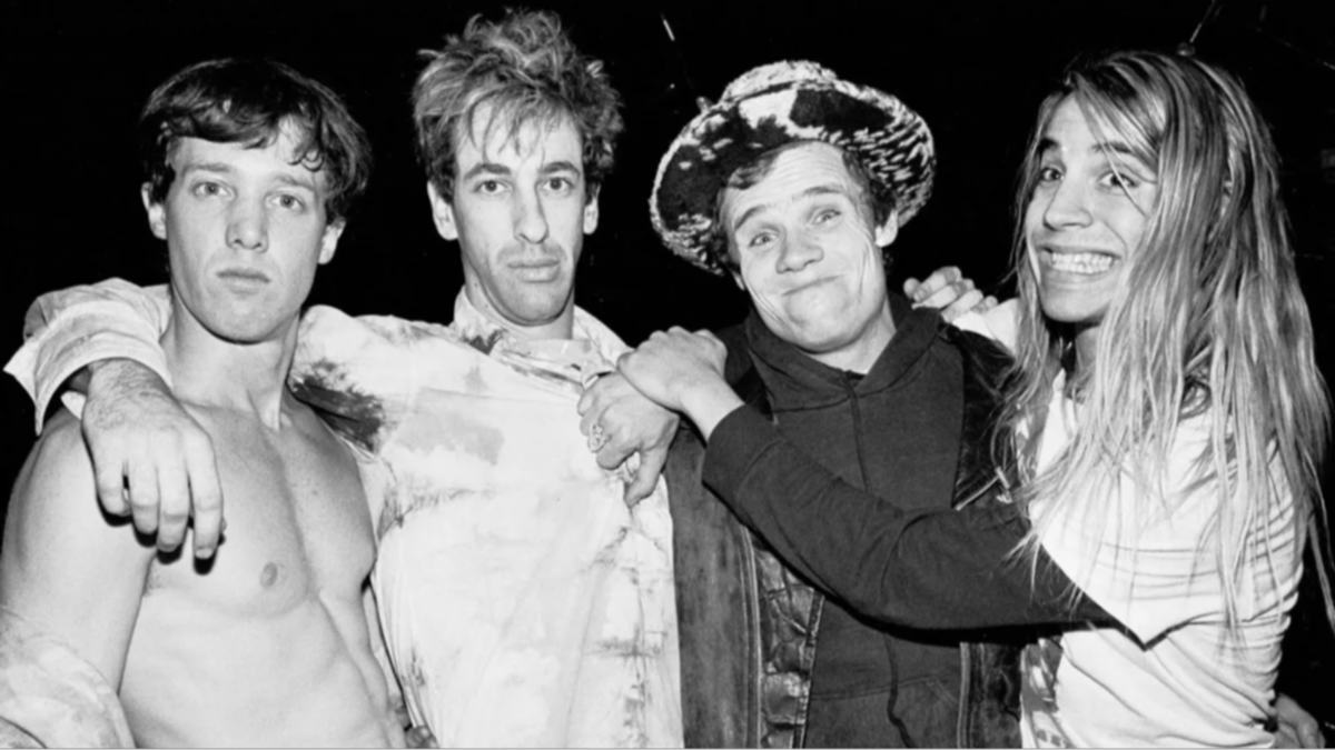 Netflix revive la prehistoria de los Red Hot Chili Peppers con un documental íntimo y trágico