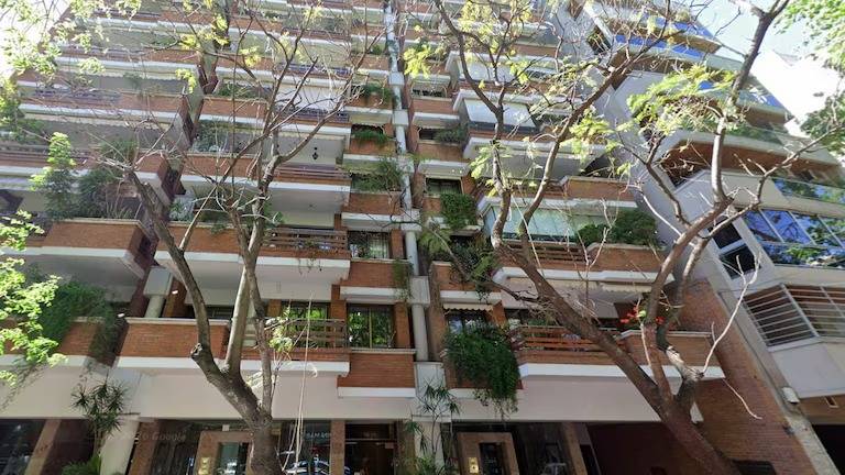 Citan a declarar a la escribana que certificó la compra del departamento de Adorni en Caballito