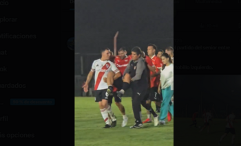 El Kun Agüero sufrió una grave lesión jugando para el Senior de Independiente