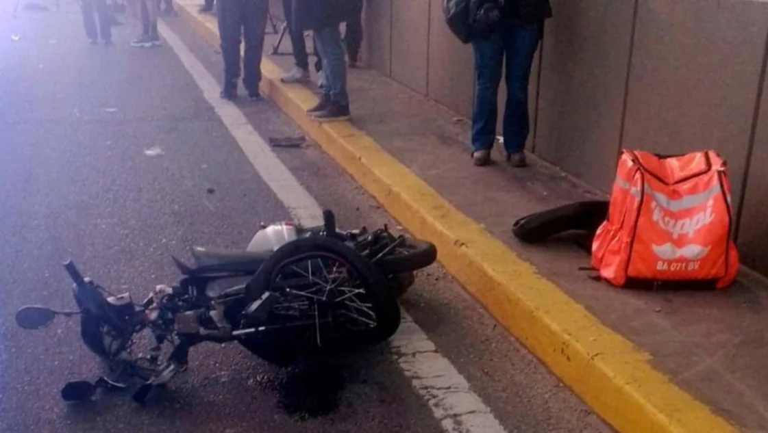 Drogado y alcoholizado, entró de contramano a túnel y chocó a un motociclista Drogado y alcoholizado, entró de contramano a túnel y chocó a un motociclista
