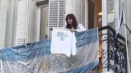 Marcha universitaria: Cristina saludó desde el Instituto Patria con un buzo de la UNLP