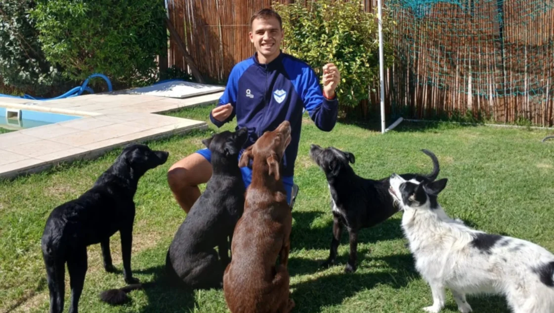 Tiene “mil” apodos y rescata perros de la calle: la historia de Lautaro Marino, jugador de La Armonía