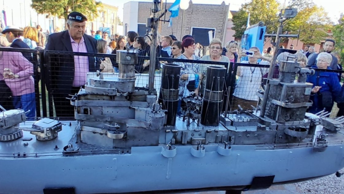 Saavedra: los presos crearon una réplica gigante del crucero Belgrano con restos de metal Saavedra: los presos crearon una réplica gigante del crucero Belgrano con restos de metal