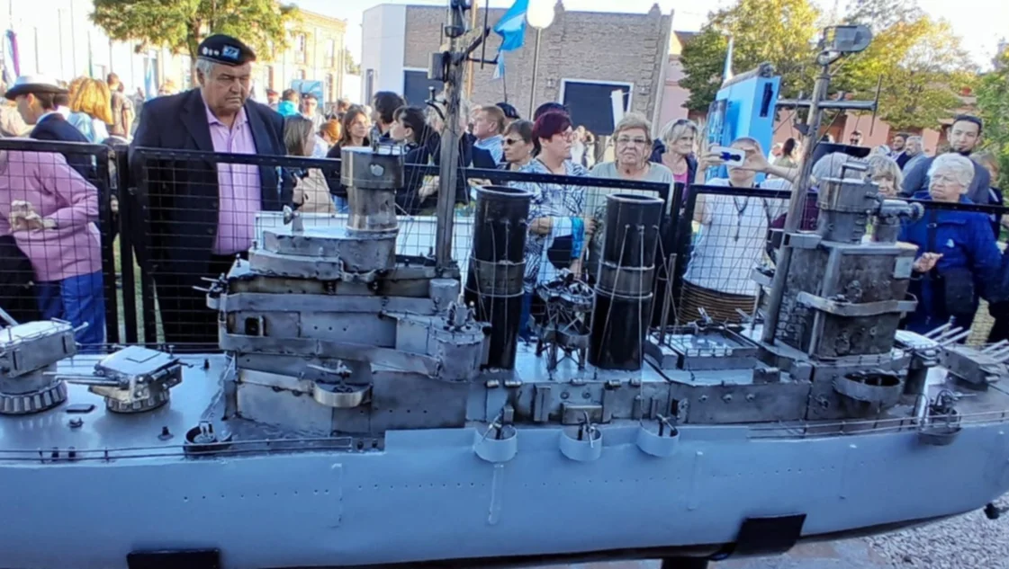 Saavedra: los presos crearon una réplica gigante del crucero Belgrano con restos de metal Saavedra: los presos crearon una réplica gigante del crucero Belgrano con restos de metal