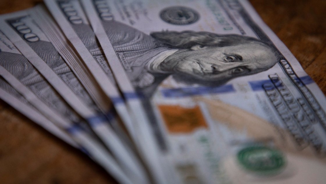 Cómo se podrá comprar dólares a partir del lunes y qué pasa con los gastos con tarjeta en el exterior Cómo se podrá comprar dólares a partir del lunes y qué pasa con los gastos con tarjeta en el exterior