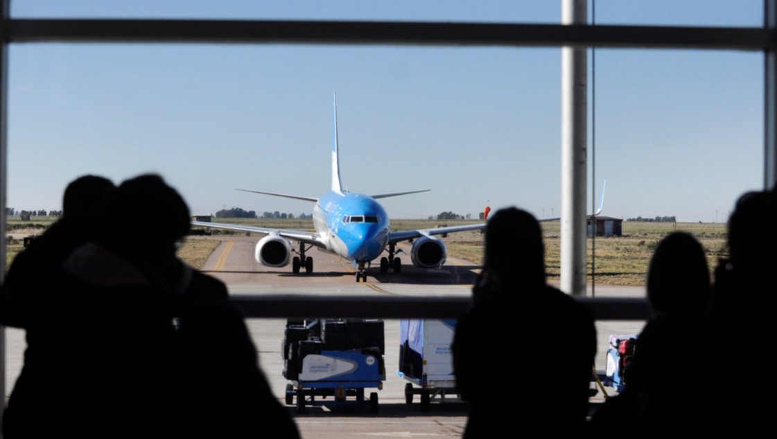 Habrá vuelos: APLA suspendió el paro del miércoles tras llegar a un acuerdo con Aerolíneas Habrá vuelos: APLA suspendió el paro del miércoles tras llegar a un acuerdo con Aerolíneas