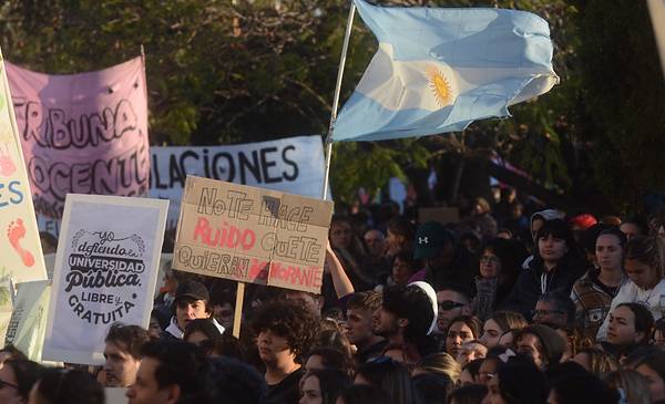 Docentes universitarios van al paro por 48 horas: "Basta de cepo a ...