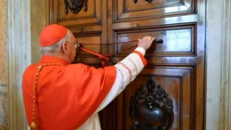 Sellaron los habitación de Francisco en el Vaticano tras el rito de constatación de su muerte