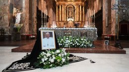 Una tumba sencilla y una lápida con su nombre: las instrucciones que dejó el Papa para su funeral