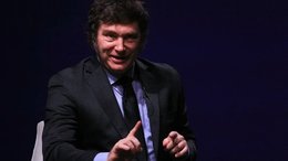 Milei, activo en redes contra periodistas y "econochantas", en medio del luto por Francisco