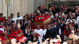 Una multitud de fieles despide al papa Francisco en la Basílica de San Pedro