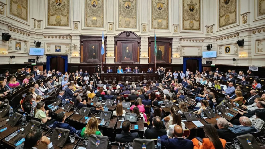 Por la muerte del Papa, la Legislatura bonaerense postergó el debate para suspender las PASO Por la muerte del Papa, la Legislatura bonaerense postergó el debate para suspender las PASO