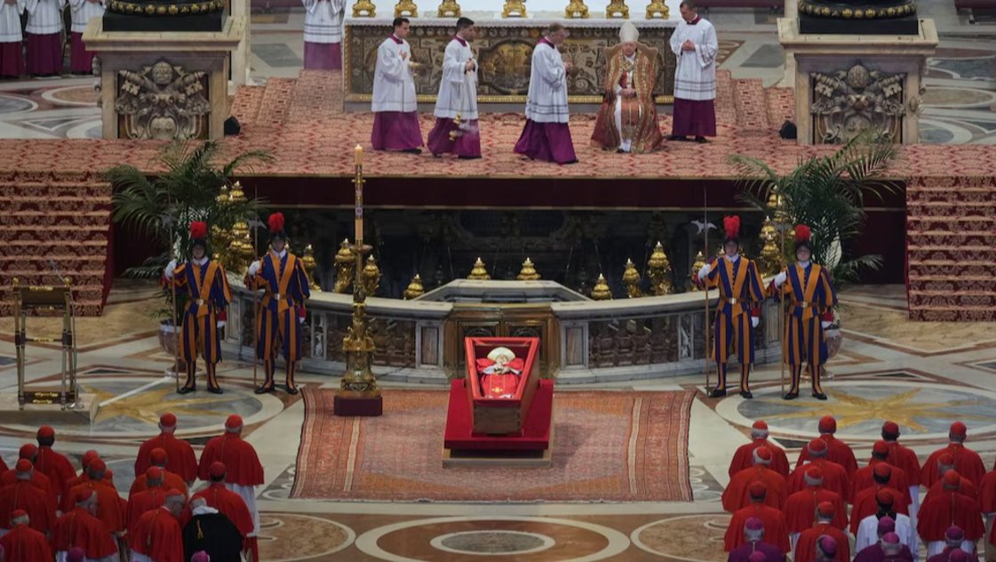 Más de 45 mil fieles despiden al Papa Francisco en la primera jornada del velatorio Más de 45 mil fieles despiden al Papa Francisco en la primera jornada del velatorio