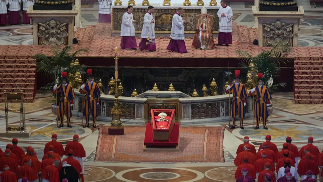 Más de 45 mil fieles despiden al Papa Francisco en la primera jornada del velatorio Más de 45 mil fieles despiden al Papa Francisco en la primera jornada del velatorio