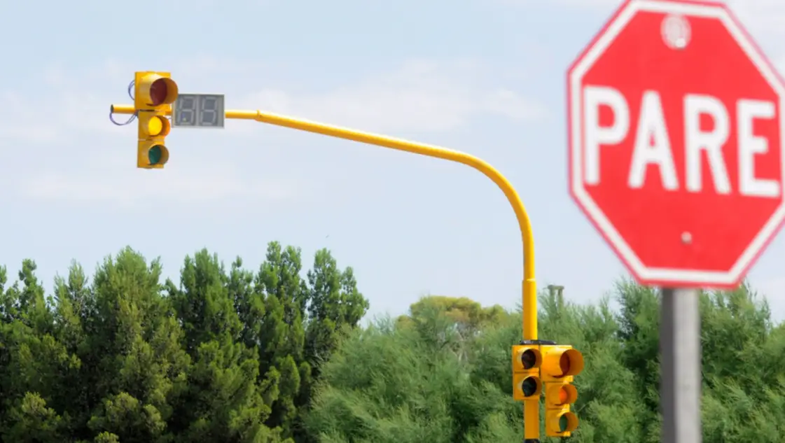 Semáforos inteligentes, el modelo que asoma en Bahía ante un sistema en crisis