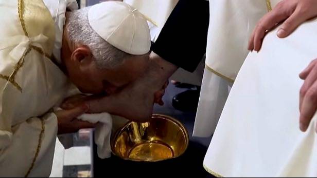 El Papa León XIV realizó el tradicional ritual de lavado de pies a sacerdotes en Jueves Santo