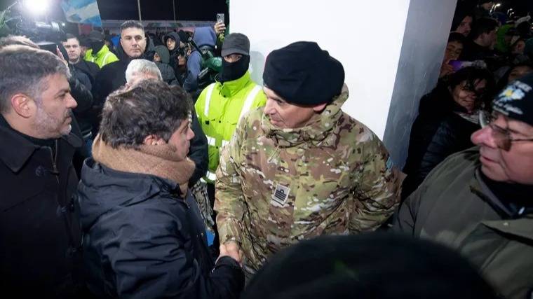 Kicillof participó de la vigilia en Tierra del Fuego y dijo que Milei hace "un crimen social y productivo"