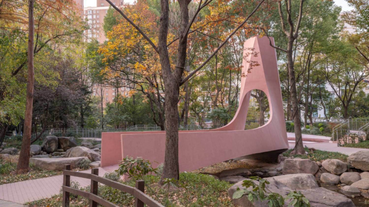 El puente de la felicidad  sobre un modesto arroyo