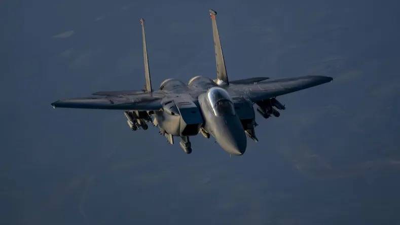 Continúa la búsqueda del piloto derribado en Irán