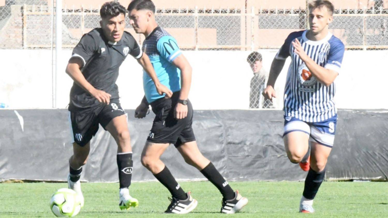 Apertura liguista: Libertad le ganó en la hora a Liniers y quedó a tiro de la cima