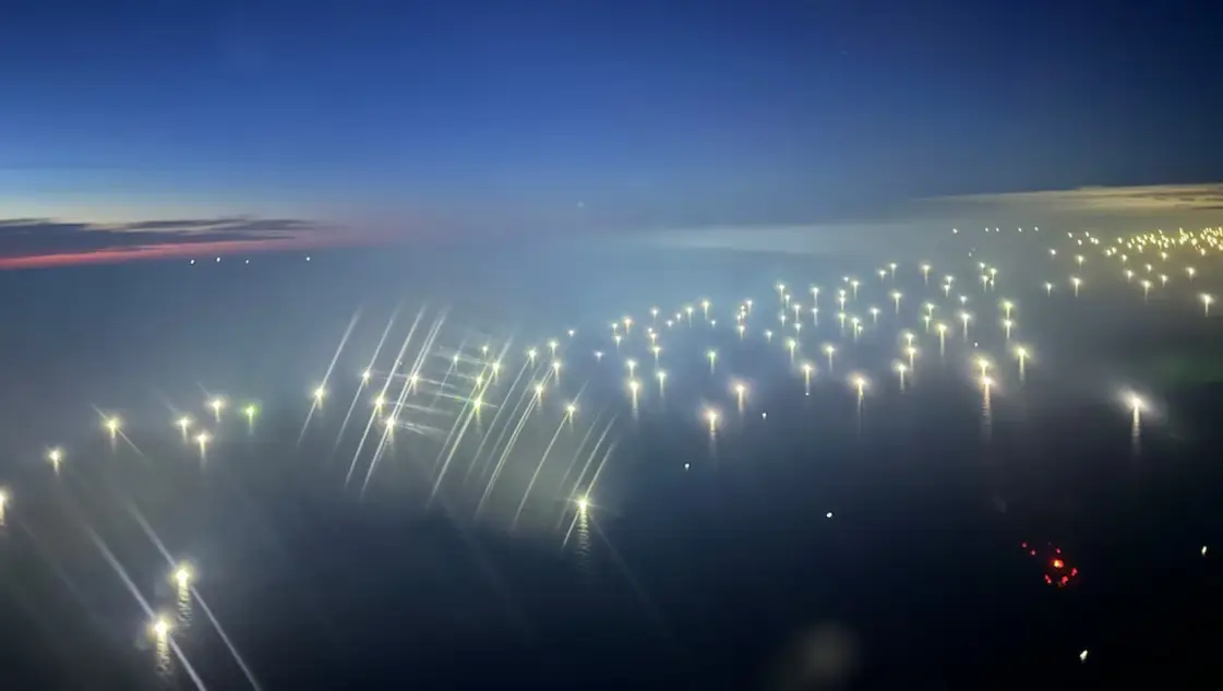 Fotos del Artemis exponen a buques chinos pescando al borde del Mar Argentino