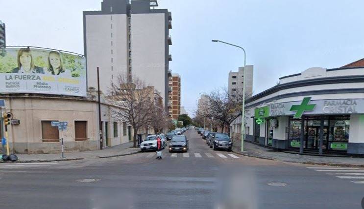 Investigan si un inspector de la Guardia Urbana chocó al pasar en rojo