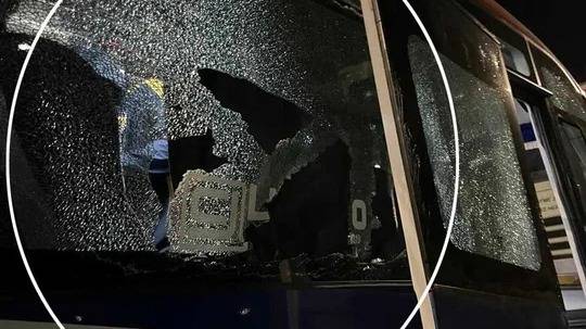 Piedras, heridos y vidrios rotos: el regreso de los hinchas de Boca desde Chile