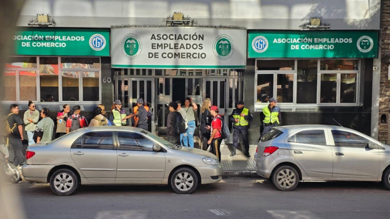 Violencia en el shopping: la Justicia allanó tres viviendas y la sede de Empleados de Comercio