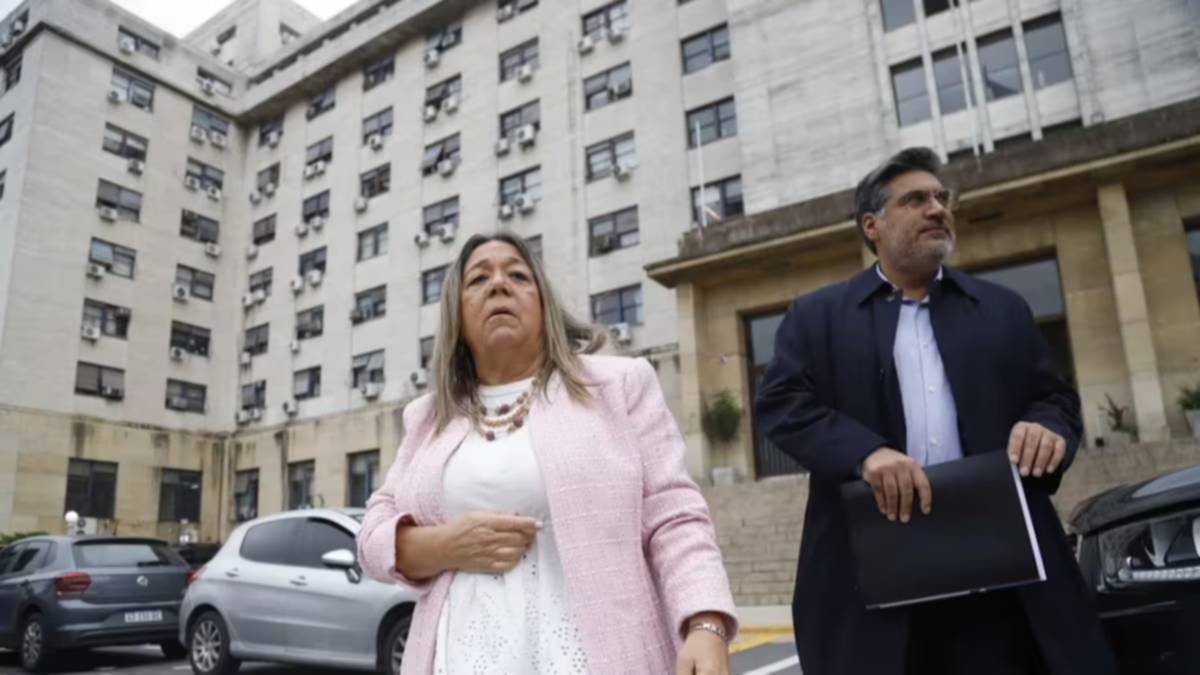 La escribana de Adorni negó que dos jubiladas le hayan prestado plata para la operación inmobiliaria