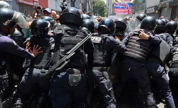 Venezuela: la Policía reprimió con gases lacrimógenos una multitudinaria protesta en Caracas