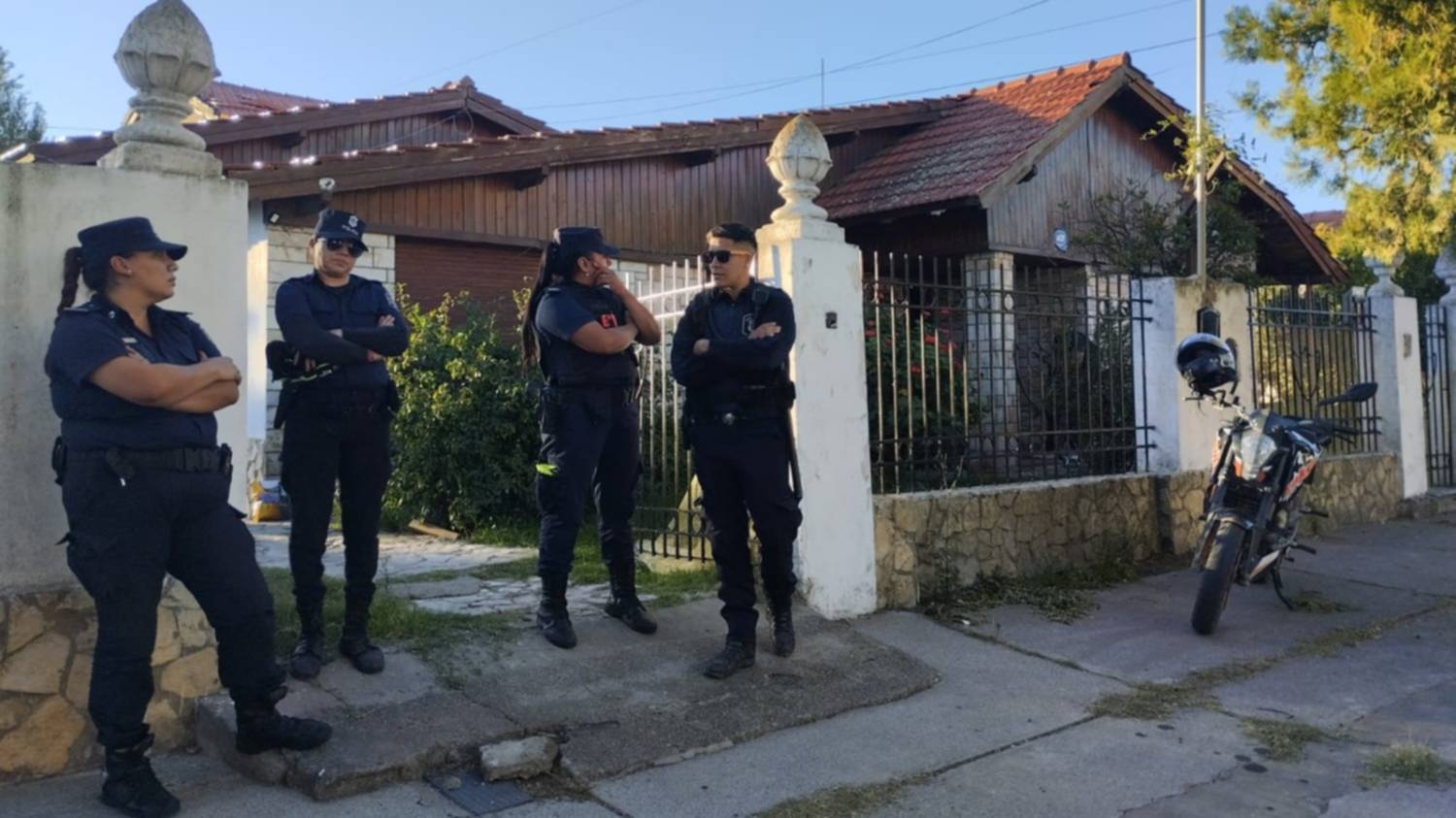 Palihue: la Policía desalojó a una mujer que dice haber sido estafada con la venta de su casa