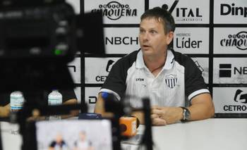 Dirigió a Olimpo en 2024, había firmado en Racing de Córdoba y esta semana asumió en Chaco For Ever