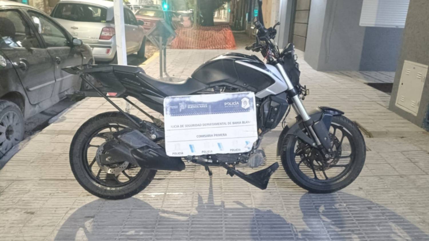 Arrestaron a dos jóvenes que circulaban en una moto robada