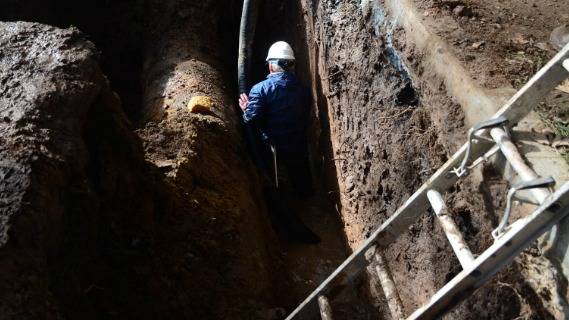Barrio La Merced: ABSA trabaja en una rotura que dejó sin agua a los vecinos